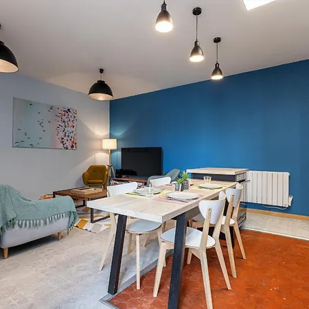 Apartment Large 3 Bdr Center *