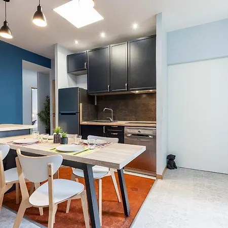 Large 3 Bdr Center Apartment *